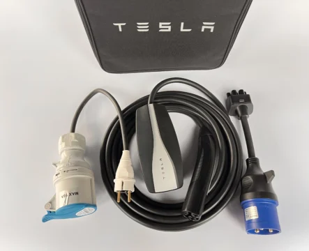 Комплект : Оригінальна зарядка Tesla Mobile Connector Gen2, 32A, USA, (уцінка) + адаптер 32А + адаптер 32А-16А + сумка.