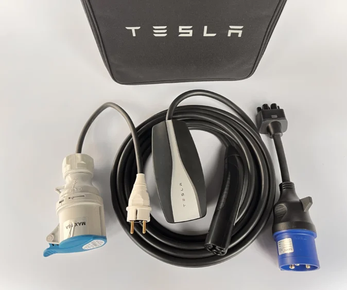 Комплект : Оригінальна зарядка Tesla Mobile Connector Gen2, 32A, USA, (уцінка) + адаптер 32А + адаптер 32А-16А + сумка.