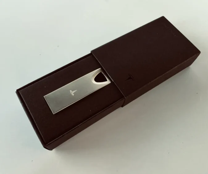 Оригінальна флешка Tesla 128GB для Dashcam/Sentry Mode.