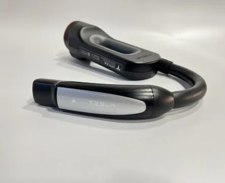 Перехідник CHAdeMO для зарядки американської Tesla