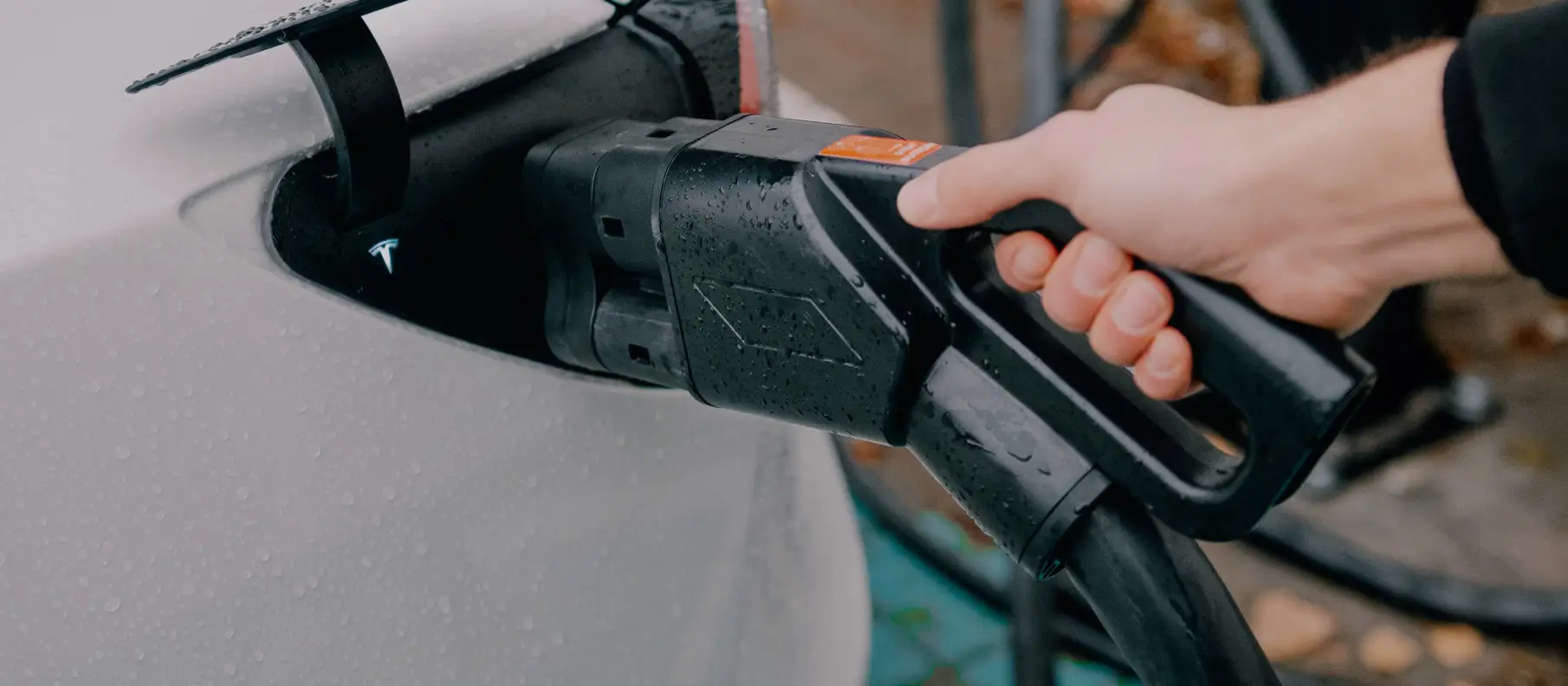 Як встановити Tesla mobile connector?