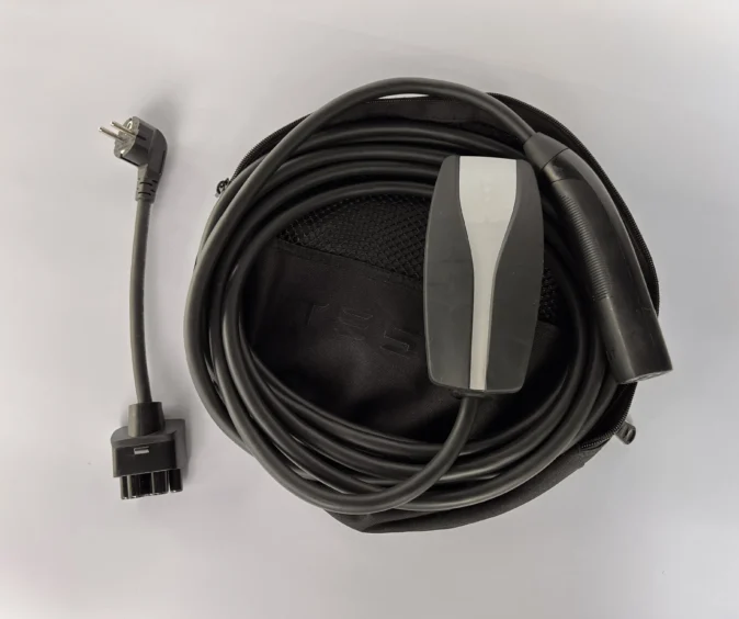 Комплект : Оригінальна зарядка Tesla Mobile Connector Gen2, 32A, USA, (вживана) + перехідник 16А + сумка Gen1.