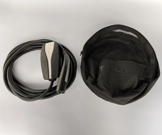 Комплект : Оригінальна зарядка Tesla Mobile Connector Gen2, 32A, USA, (вживана) + сумка Gen1.