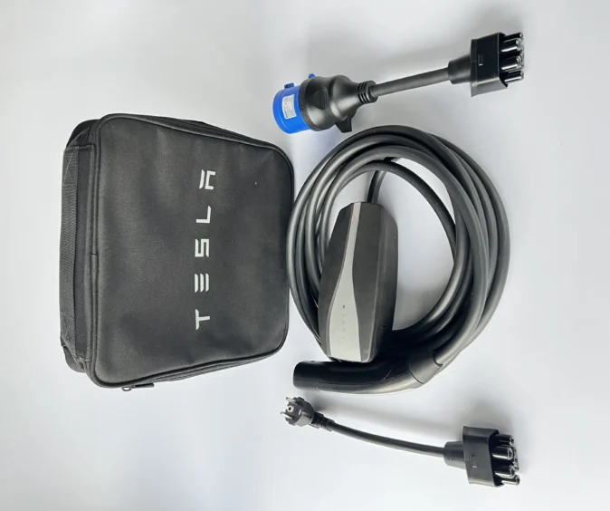 Комплект : Оригінальна зарядка Tesla Mobile Connector Gen2, 32A, USA, (вживана) + адаптер 32А + адаптер 16А + сумка.