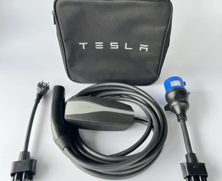 Комплект : Оригінальна зарядка Tesla Mobile Connector Gen2, 32A, USA, (вживана) + адаптер 32А + адаптер 16А + сумка.