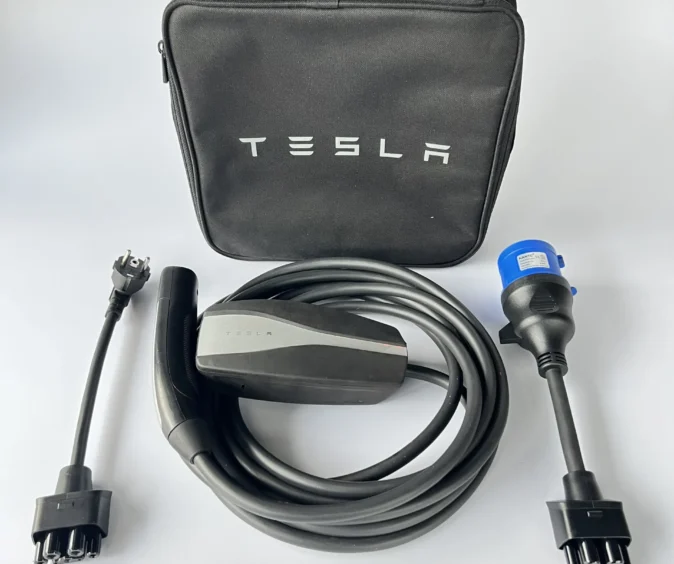 Комплект : Оригінальна зарядка Tesla Mobile Connector Gen2, 32A, USA, (вживана) + адаптер 32А + адаптер 16А + сумка.
