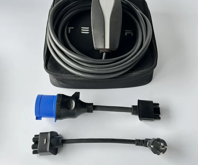 Комплект : Оригінальна зарядка Tesla Mobile Connector Gen2, 32A, USA, (уцінка) + адаптер 32А + адаптер 16А + сумка.