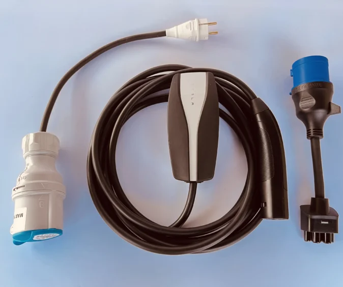 Комплект : Оригінальна зарядка Tesla Mobile Connector Gen2, 32A, USA, (вживана) + адаптер 32А + адаптер 32А-16А.