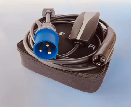 Комплект : Оригінальна зарядка Tesla Mobile Connector Gen2, 32A, USA, (вживана) + адаптер 32А + сумка.