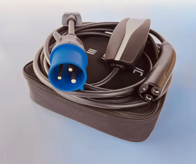 Комплект : Оригінальна зарядка Tesla Mobile Connector Gen2, 32A, USA, (вживана) + адаптер 32А + сумка.