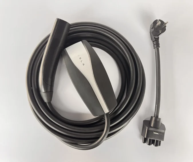 Комплект : Оригінальна зарядка Tesla Mobile Connector Gen2, 32A, USA, (вживана) + адаптер 16А.
