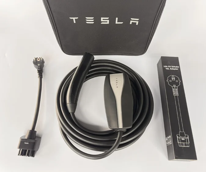 Комплект : Оригінальна зарядка Tesla Mobile Connector Gen2, 32A, USA, (уцінка) + адаптер 16А + сумка.