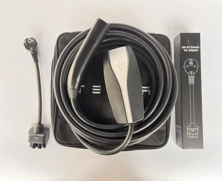 Комплект : Оригінальна зарядка Tesla Mobile Connector Gen2, 32A, USA, (вживана) + адаптер 16А + сумка.