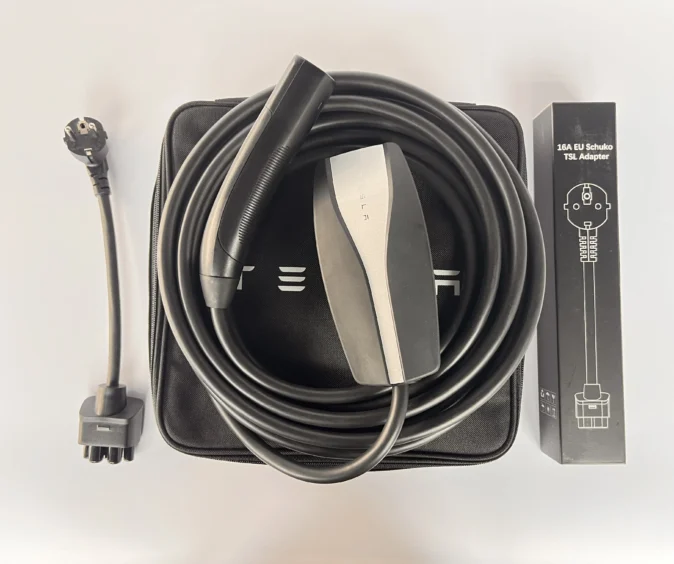 Комплект : Оригінальна зарядка Tesla Mobile Connector Gen2, 32A, USA, (вживана) + адаптер 16А + сумка.