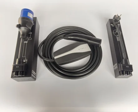 Комплект : Оригінальна зарядка Tesla Mobile Connector Gen2, 32A, USA, (нова) + адаптер 32А + адаптер 16А.