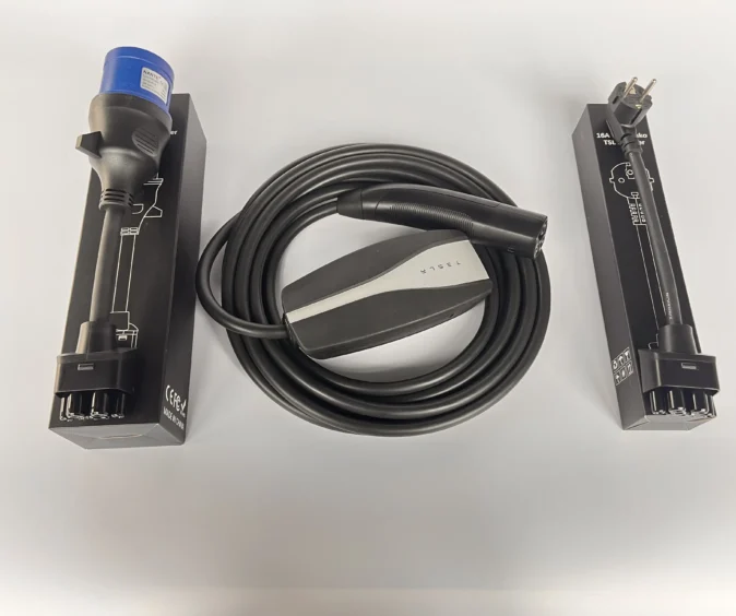 Комплект : Оригінальна зарядка Tesla Mobile Connector Gen2, 32A, USA, (нова) + адаптер 32А + адаптер 16А.