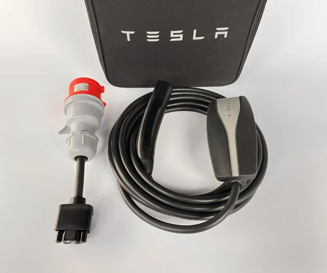 Комплект : Оригінальна зарядка Tesla Mobile Connector Gen2, 32A, USA, (вживана) + адаптер 32А(червоний)+ сумка.