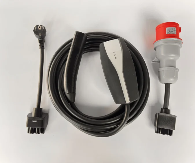 Комплект : Оригінальна зарядка Tesla Mobile Connector Gen2, 32A, USA, (вживана) + адаптер 32А (червоний) + адаптер 16А.