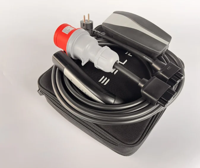 Комплект : Оригінальна зарядка Tesla Mobile Connector Gen2, 32A, USA, (нова) + адаптер 32А (червоний) + адаптер 16А + сумка.