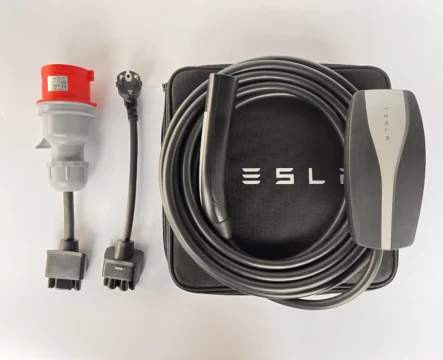 Комплект : Оригінальна зарядка Tesla Mobile Connector Gen2, 32A, USA, (вживана) + адаптер 32А (червоний) + адаптер 16А + сумка.