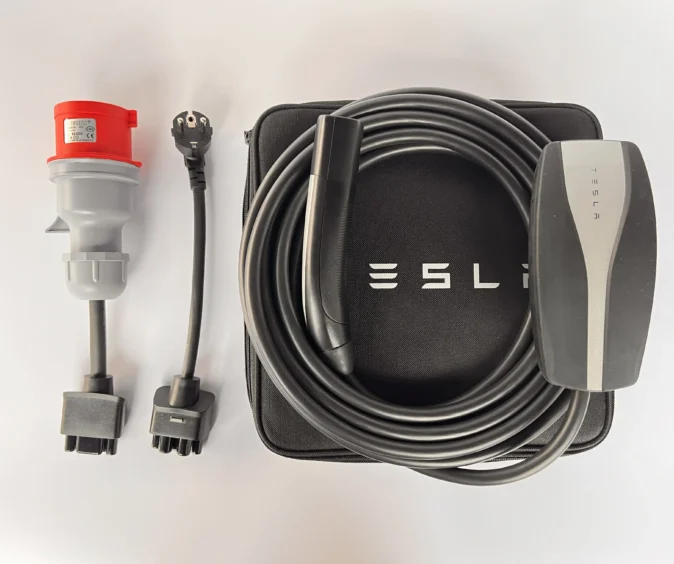 Комплект : Оригінальна зарядка Tesla Mobile Connector Gen2, 32A, USA, (вживана) + адаптер 32А (червоний) + адаптер 16А + сумка.