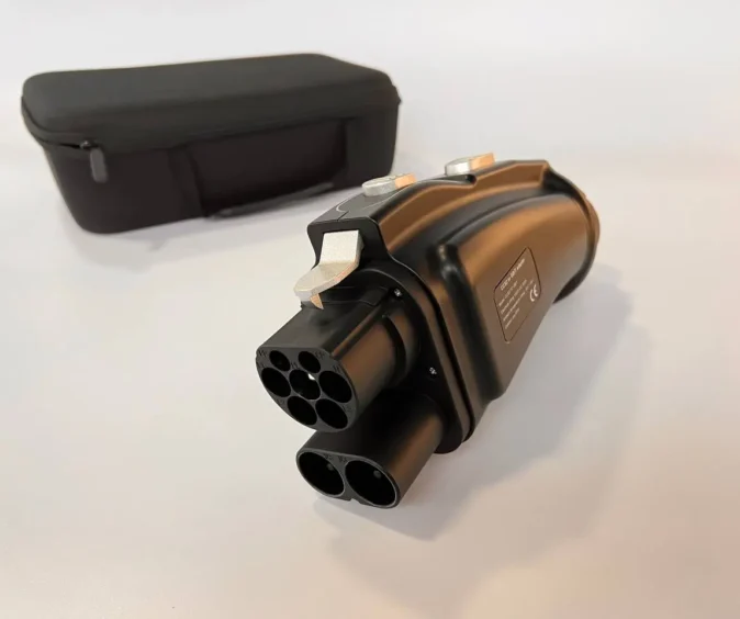 Адаптер CCS2 to GB/T для зарядки китайських електромобілів.