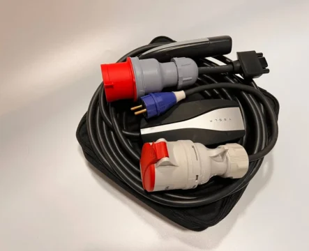 Комплект : Оригінальна зарядка Tesla Mobile Connector Gen2, 32A, USA, (уцінка) + адаптер 32А(червоний) + адаптер 32А-16А(червоний) + сумка.