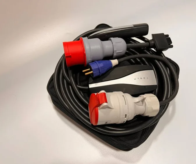 Комплект : Оригінальна зарядка Tesla Mobile Connector Gen2, 32A, USA, (уцінка) + адаптер 32А(червоний) + адаптер 32А-16А(червоний) + сумка.