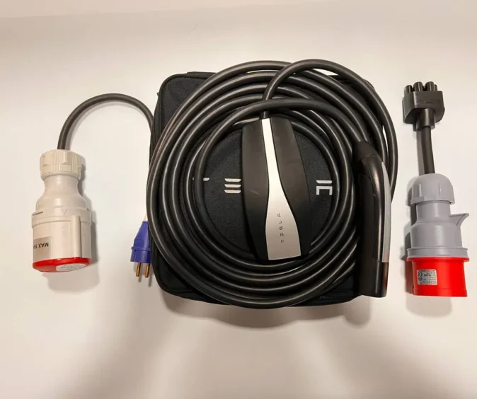 Комплект : Оригінальна зарядка Tesla Mobile Connector Gen2, 32A, USA, (вживана) + адаптер 32А(червоний) + адаптер 32А-16А(червоний) + сумка.