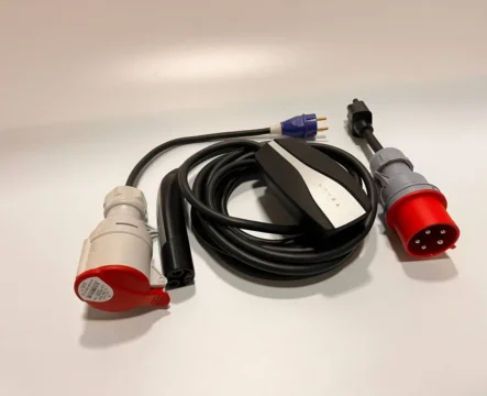 Комплект : Оригінальна зарядка Tesla Mobile Connector Gen2, 32A, USA, (вживана) + адаптер 32А(червоний) + адаптер 32А-16А(червоний).