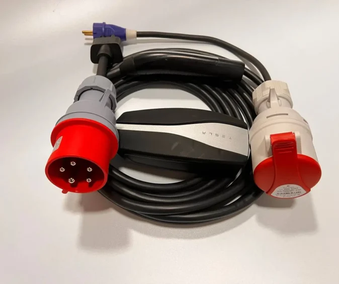 Комплект : Оригінальна зарядка Tesla Mobile Connector Gen2, 32A, USA, (уцінка) + адаптер 32А(червоний) + адаптер 32А-16А(червоний).