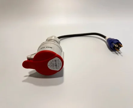 Якісний перехідник з силової розетки (32А) на євровилку (16А) 3,5 кВт, (червоний).