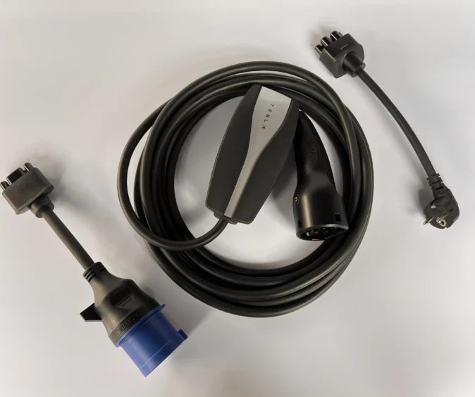Комплект: Зарядка Tesla Mobile Connector Gen2, 32А, 7кВт, Європа + адаптер 32А + адаптер 16А.