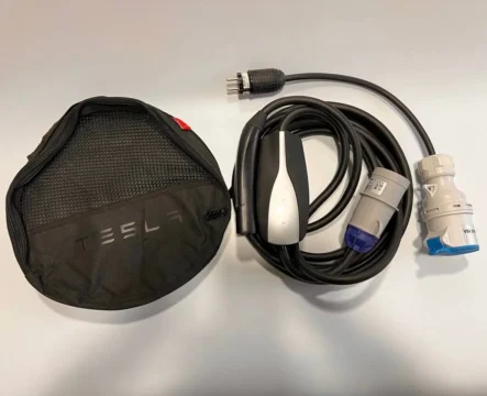 Комплект : Оригінальна зарядка Tesla Mobile Connector Gen1, 40A, USA, (нова) + адаптер 32А-16А + сумка.