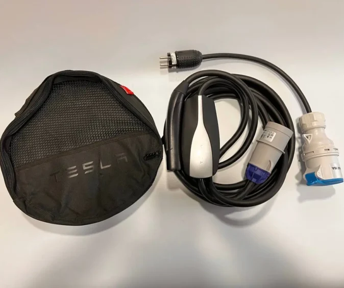 Комплект : Оригінальна зарядка Tesla Mobile Connector Gen1, 40A, USA, (нова) + адаптер 32А-16А + сумка.