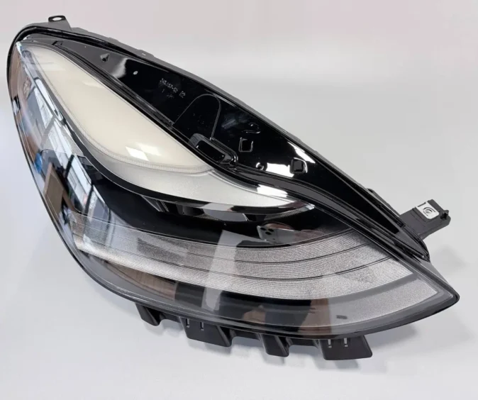 МАТРИЧНА ФАРА права на Tesla Model 3 / Y ( 2021 - 2024 рр )